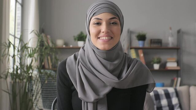 maxi mounds mushuk Onlayn porno: eshaklari ochilgan uchta qiz anuslarini kengaytiradi