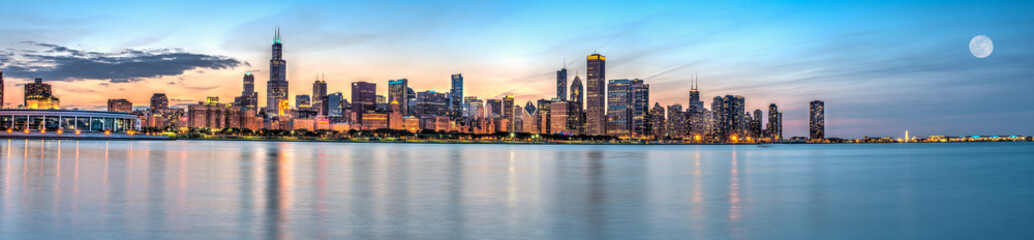 Panoramic view of the Chicago skyline at dusk in Chicago, USA