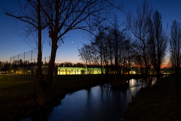 bach in kirchberg mit enten spiegelt abndstimmung