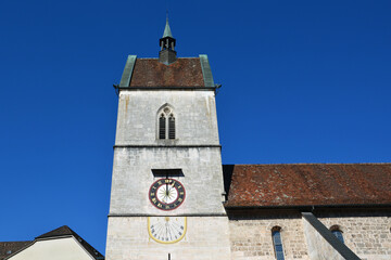 Fototapeta na wymiar Die romanische Stiftskirche von Saint-Ursanne, Kanton Jura