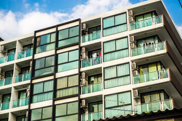 Obraz premium Modern condominium window building against blue sky city resident