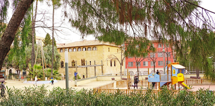 Parque infantil en la plaza de Torre Llobeta en Nou Barris, Barcelona, Catalunya, Espa&ntilde;a, Europa, 
