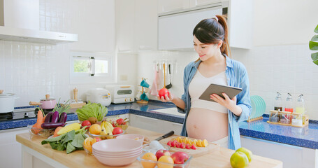 Obraz na płótnie Canvas Asian pregnant woman prepare fruit