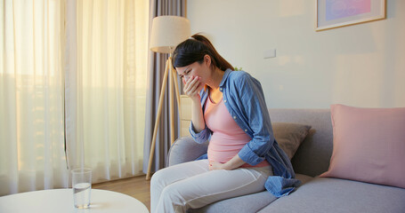 pregnant woman has morning sickness