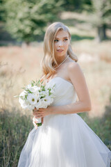 Fototapeta na wymiar Stylish, elegant, tender blonde bride. Bridal bouquet