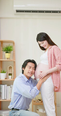 Obraz premium asian pregnant couple feel love