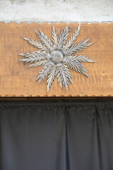 eguzkilore flor de cardo de plata decorando una puerta flor mitológica vasca país vasco 4M0A3251-as22