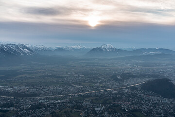 Salzburg Bergpanorama Stadtpanorama Panorama Stadt  Österreich Berge Fluss Salzach Sonnenuntergang Tal 