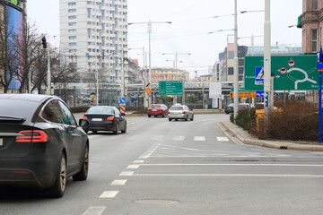 Samochody osobowe na skrzyżowaniu w centrum Wrocławia.	
