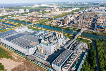 Obraz premium chemical plant in city