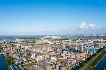 Fototapeta premium chemical plant in city