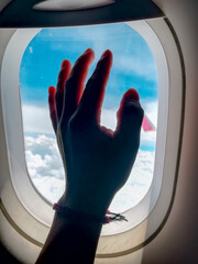 una mano en la ventana de un avión,vuelo,viaje,