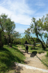 Surfeuse qui regarde s'il y a des vagues à la plage du Centre à Bidart, sur la Côte Basque