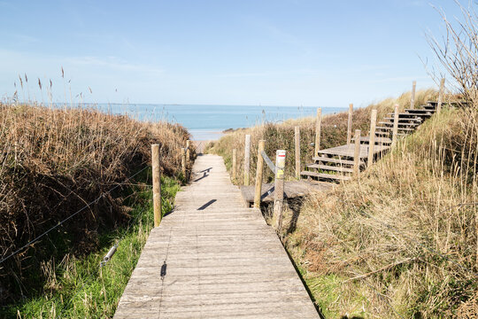 Sentier des douaniers sur caillebotis en bois  dans une dune, Grande Randonn&eacute;e balis&eacute;e rouge et blanc. Pl&eacute;neuf-Val-Andr&eacute;, Bretagne Nord.