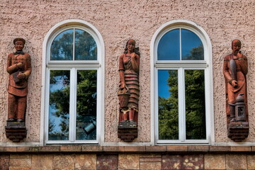 görlitz, deutschland - fenster mit alten skulpturen