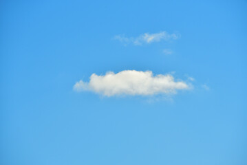 jedna chmura na niebieskim niebie