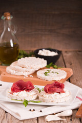 Rice cakes with milk flakes and cold beef.