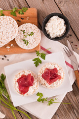 Rice cakes with milk flakes and cold beef.