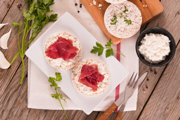 Rice cakes with milk flakes and cold beef.