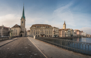 Naklejka premium Panoramic view of Munsterbrucke Bridge with Fraumunster Church and St Peters Church - Zurich, Switzerland