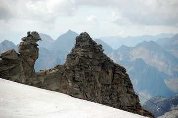 Hintertuxer Gletscher mit Skipiste Skifahrern Gipfelstation Seilbahn Pistenbully und gefrorene Wand