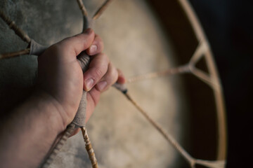 Hand mit Ritualtrommel