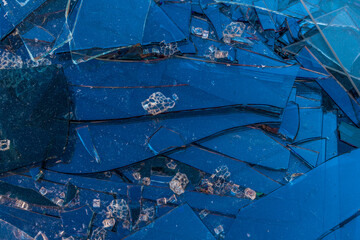 Bruchglas und Glasscheiben im Wertstoff Container