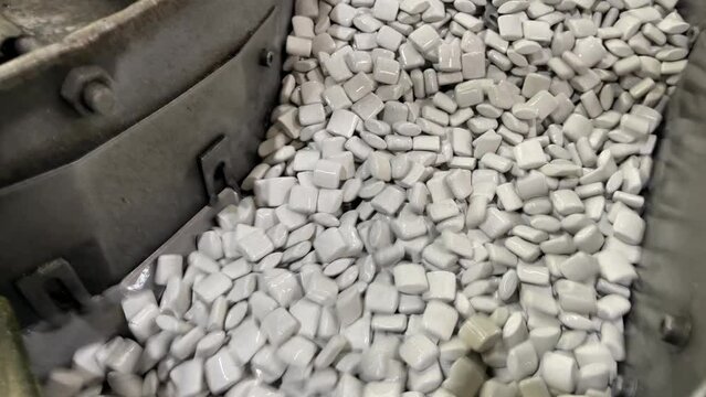 vibratory deburring, polishing, mass deburring process, vibrating with ceramic chips or abrasive stones, removal of burrs from metal