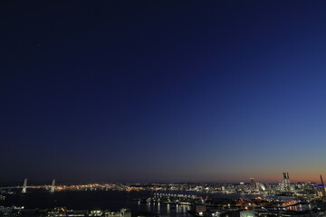 Fototapeta na wymiar 新子安から見た横浜みなとみらい21と横浜ベイブリッジ (夜景)