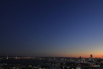 新子安から見た横浜みなとみらい21と横浜ベイブリッジ (夕焼け)