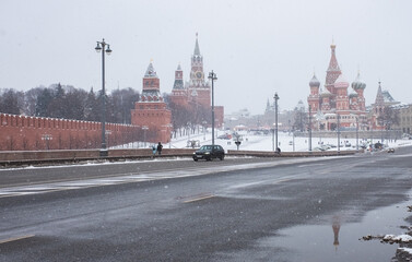 Obraz premium December 5, 202, Moscow, Russia. View of Vasilyevsky Spusk, the Moscow Kremlin and St. Basil's Cathedral in winter during a snowfall.