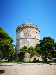 Fototapeta na wymiar white tower in thessaloniki