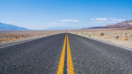 Long way to drive through the Death Valley National Park in the USA on a hot summer day - obrazy, fototapety, plakaty