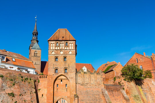 Elbtor und St.-Stephans-Kirche in der  Hansestadt Tangerm&uuml;nde an der Elbe im Landkreis Stendal in Sachsen-Anhalt, Deutschland