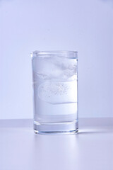 グラスに注いだ水