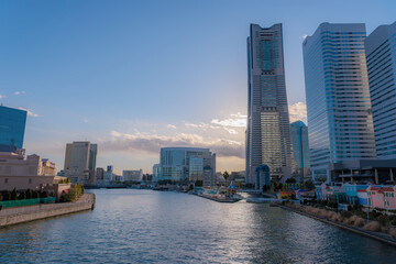 Fototapeta na wymiar 神奈川県横浜市西区みなとみらいの夕方の都市景観