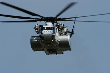 海上自衛隊掃海輸送ヘリコプター・MH-53E -Front view of military minesweep helicopter MH-53E-