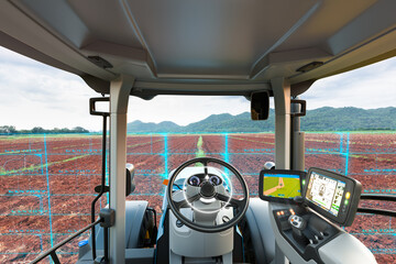 Autonomer Traktor, der landwirtschaftliche Grundstücke scannt, Zukunftstechnologie mit intelligentem Landwirtschaftskonzept