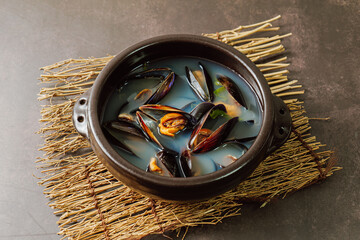 Honghaptang, Korean style Mussel Soup : Boil a pot of water with radish and red and green pepper and then add mussels. Bring all ingredients to a boil together for a while. This hearty soup is prepare