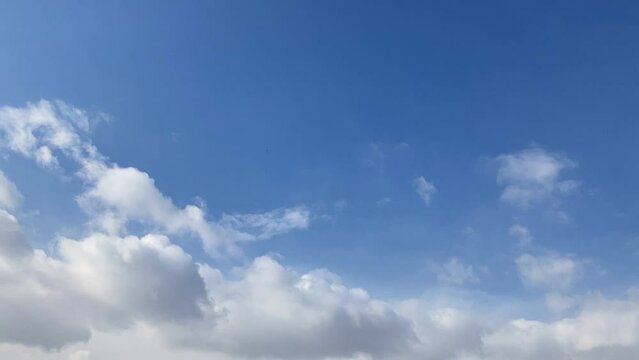 冬の北海道の青空と雲