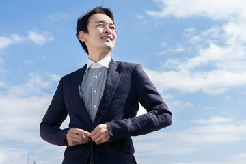 ジャケットを着た日本人男性