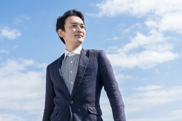 ジャケットを着た日本人男性