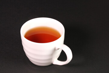 黒背景の紅茶