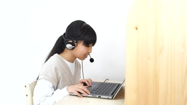 子供部屋でオンライン授業で勉強するアジア人の女の子