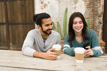 Obraz premium Happy couple having fun on a coffee date