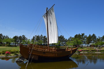 北前船 日本遺産 北前船寄港地 ／ 平成29年4月28日、文化庁より「北前船寄港地」が日本遺産に認定されました。登録された地域は北海道から北陸までの7道県11市町です。写真は山形県酒田市の日和山公園に、荒海を行き交った千石船（北前船）が二分の一サイズで復元され、いかりを下ろしています。現存する模型では国内最大です。