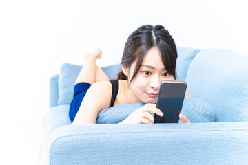 下着を着てスマホを使う若い女性
