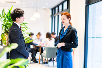 ホテルのチェックインをする海外のお客様