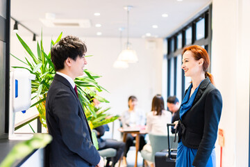 ホテルのチェックインをする海外のお客様