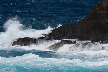 Wellen Lava Porto Moniz. Madeira Portugal